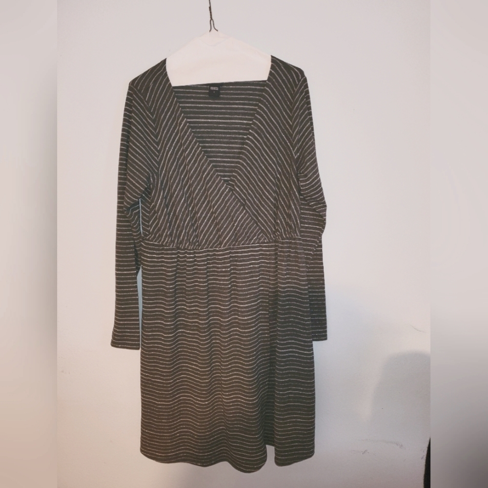Torrid Size 1 1x Dress Gray Silver Surplice Neckline Long Sleeve Knee Length